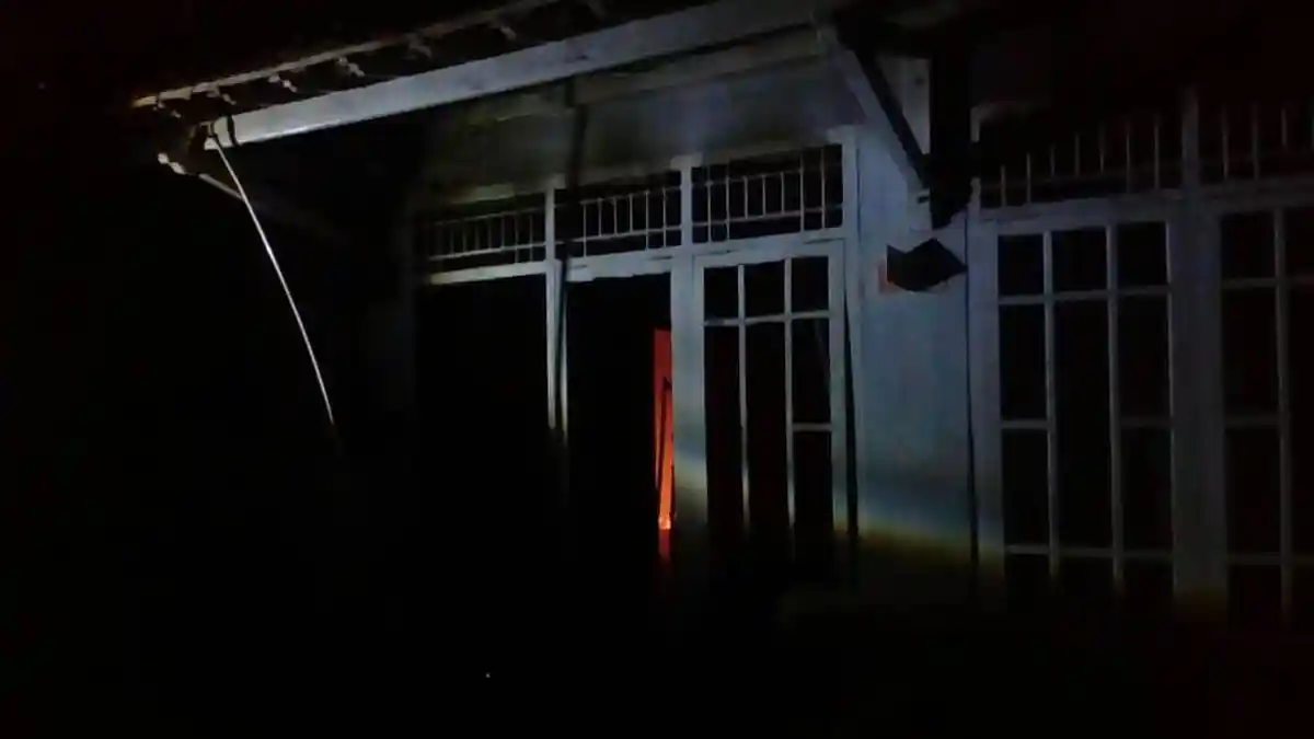BREAKING NEWS - 1 Jam Tim BPBD Beserta 4 Damkar Berjibaku Menjinakkan Api yang Melalap Rumah Pomiran