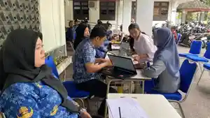 Petugas-Dinas-Pendidikan-membuka-layanan-Sistem-Penerimaan-Murid-Baru-SPMB-Bandung.jpg