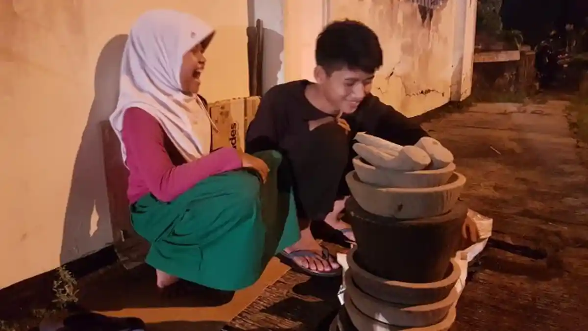 Kakak Beradik Ini Sudah 5 Tahun Jualan Ulekan di Pangkalan Jati Cinere