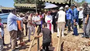 Bupati-TTS-dan-Uskup-Agung-Kupang-lakukan-peletakan-batu-pertama.jpg