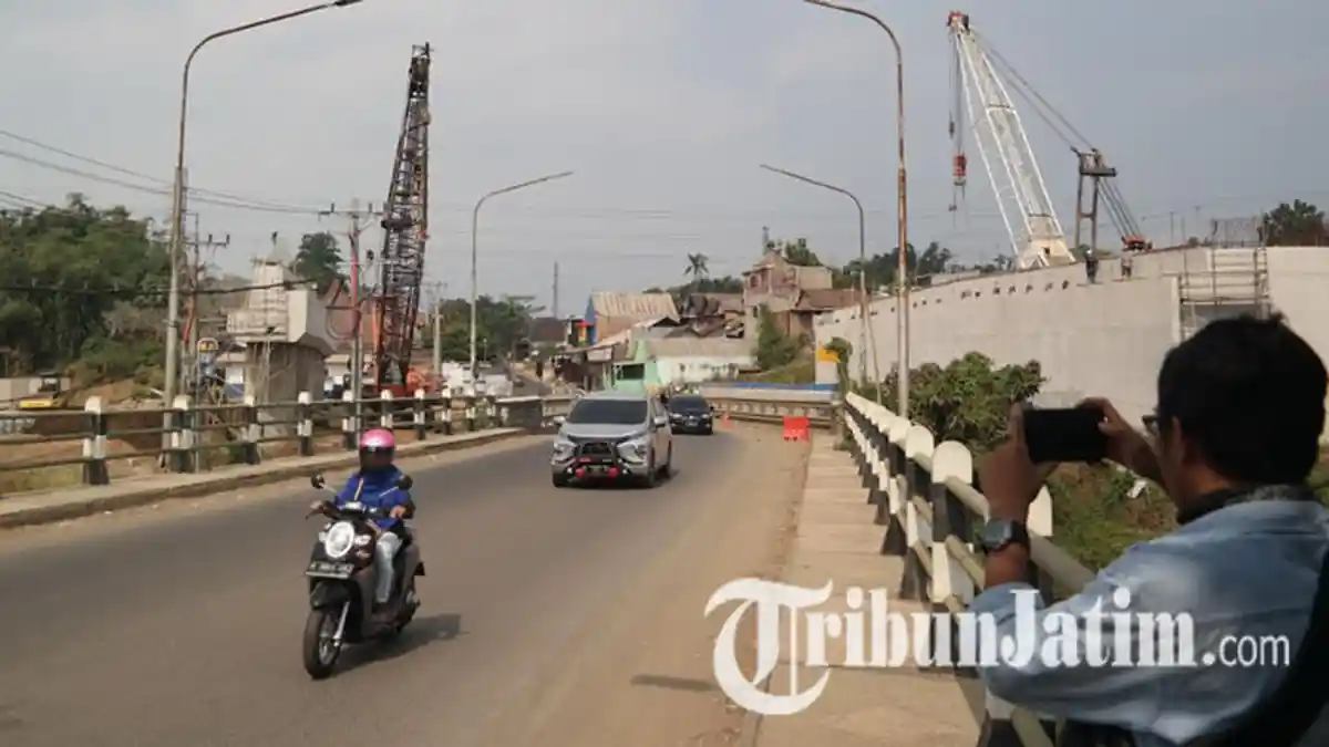 Ada Pemasangan Balok Tol Pandaan-Malang, Jalan Raya Madyopuro Diberlakukan Buka Tutup Selama 10 Hari