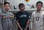 Tersangka-Tahel-tengah-diapit-petugas-Unit-Reskrim-Polsek-Manyar.jpg