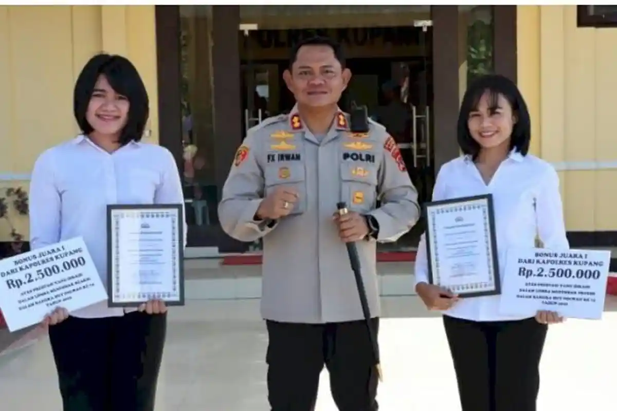 Juara Lomba Tembak, Dua Polwan Dapat Reward dari Kapolres Kupang