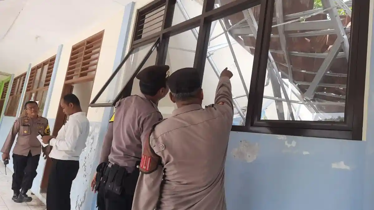 Atap MTs di Ciherang Sumedang Ambruk, Siswa yang Sedang Belajar Terluka