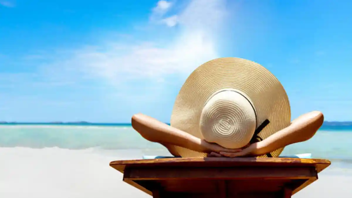 Berjemur Pakai Bikini saat Liburan, Turis Wanita ini Kaget Dapatkan Hal Tak Terduga dalam Hidupnya