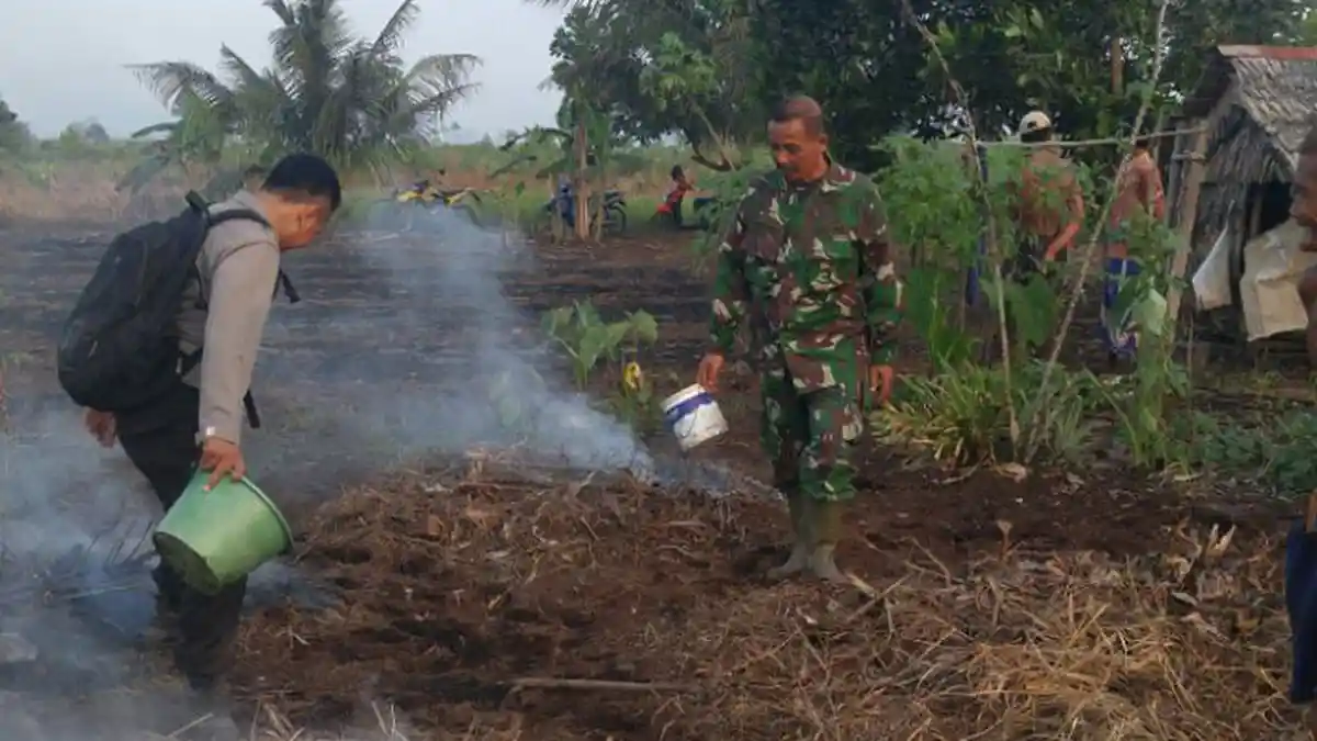 Warga Sungai Kakap Padamkan Api Pakai Alat Seadanya - polsek-kakap-padamkan-api_20160819_193924.jpg