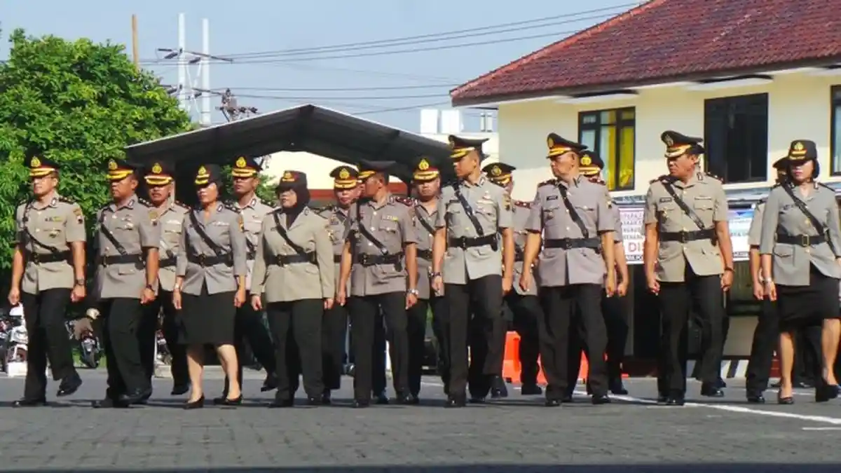 Cengengesan Ikuti Upacara, Kapolrestabes Semarang Usir Satu Anggotanya
