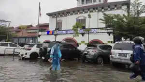 banjir-terjadi-di-semarang-turut-merendam-sebagian-stasiun-tawang-semarang.jpg