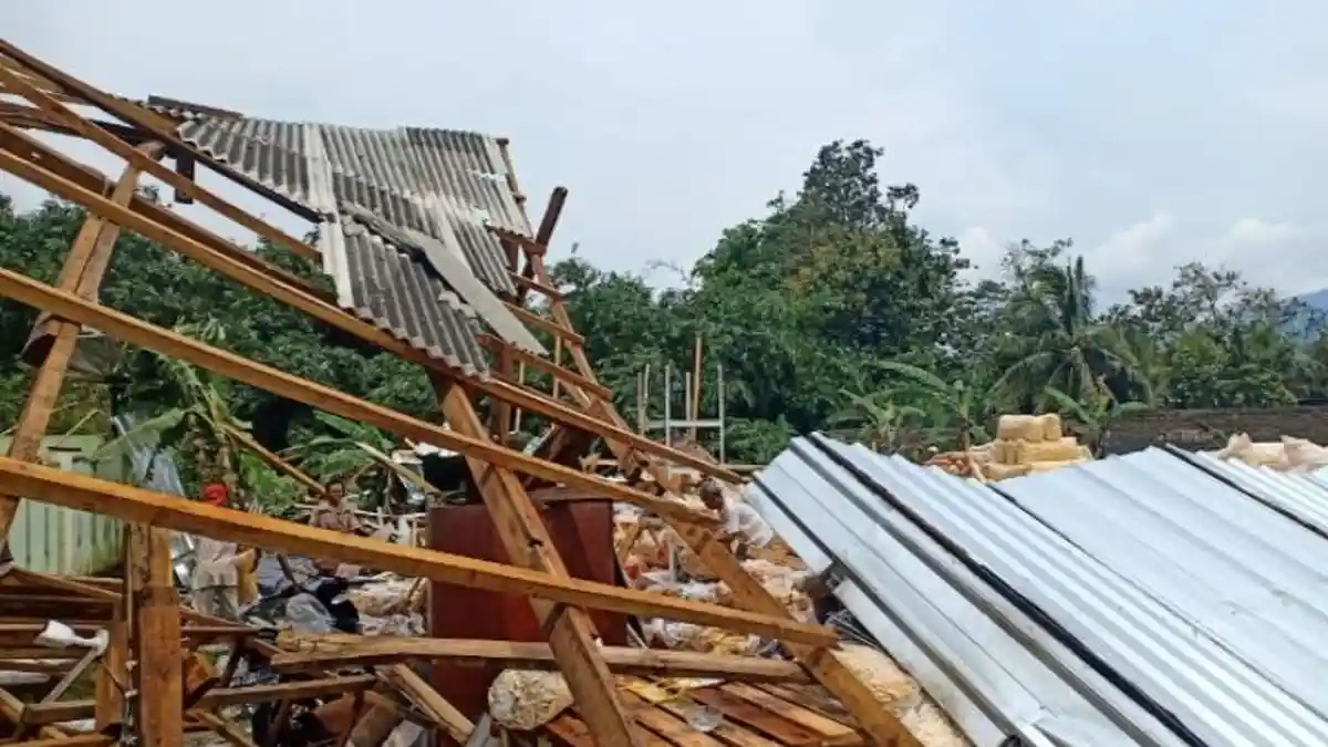 5 Wanita Selamat, ketika Toko Makanan di Pesawaran Hancur Disapu Puting Beliung