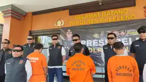 Polisi-menunjukan-tiga-pelaku-narkoba-Senin-224.jpg