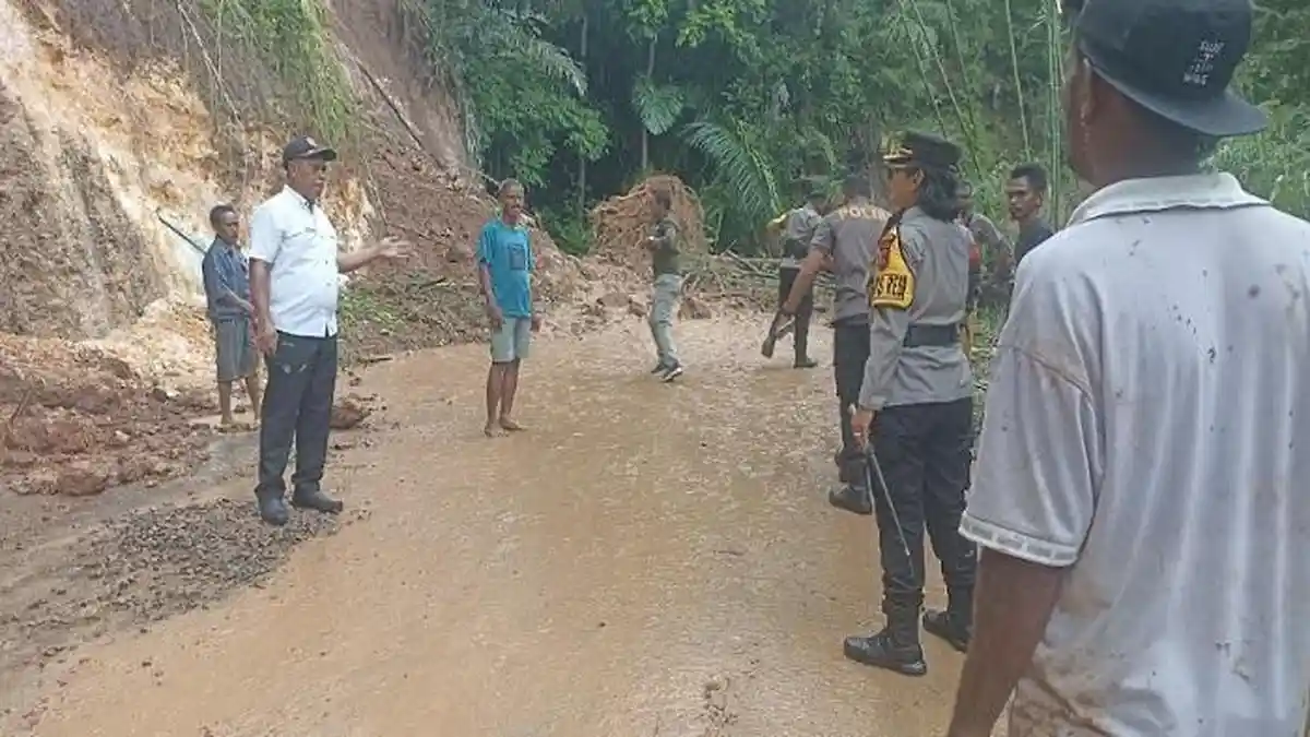Pegawai Kantor Camat Wulandoni Lembata Terseret Banjir