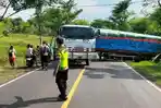 Truk Tronton Muatan Semen 40 Ton Melintang di Jalan Raya Sumenep-Pamekasan, Macet Dua Arah