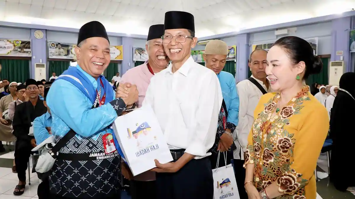 Amsakar dan Li Claudia Beri Bingkisan Sambal Bilis dan Rendang ke Jemaah Calon Haji Batam