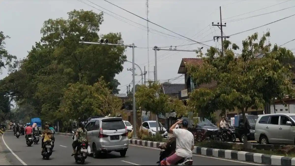 ETLE Statis Terpasang di Simpang Ki Ageng Gribig - Jalan Toba Kota ...