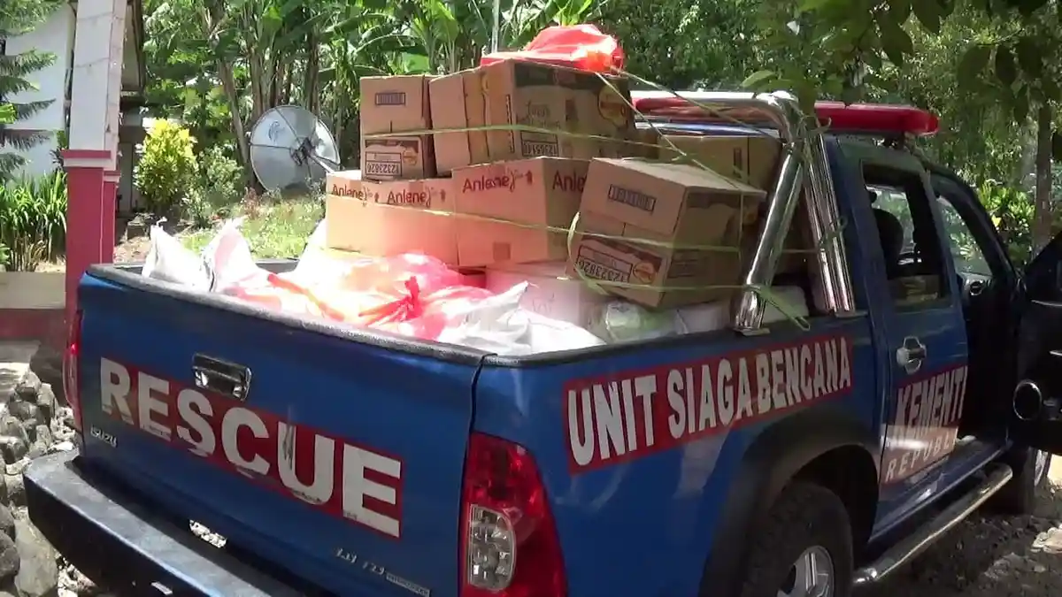 Dinsos Sulut Salurkan Bantuan kepada Lansia di Sitaro