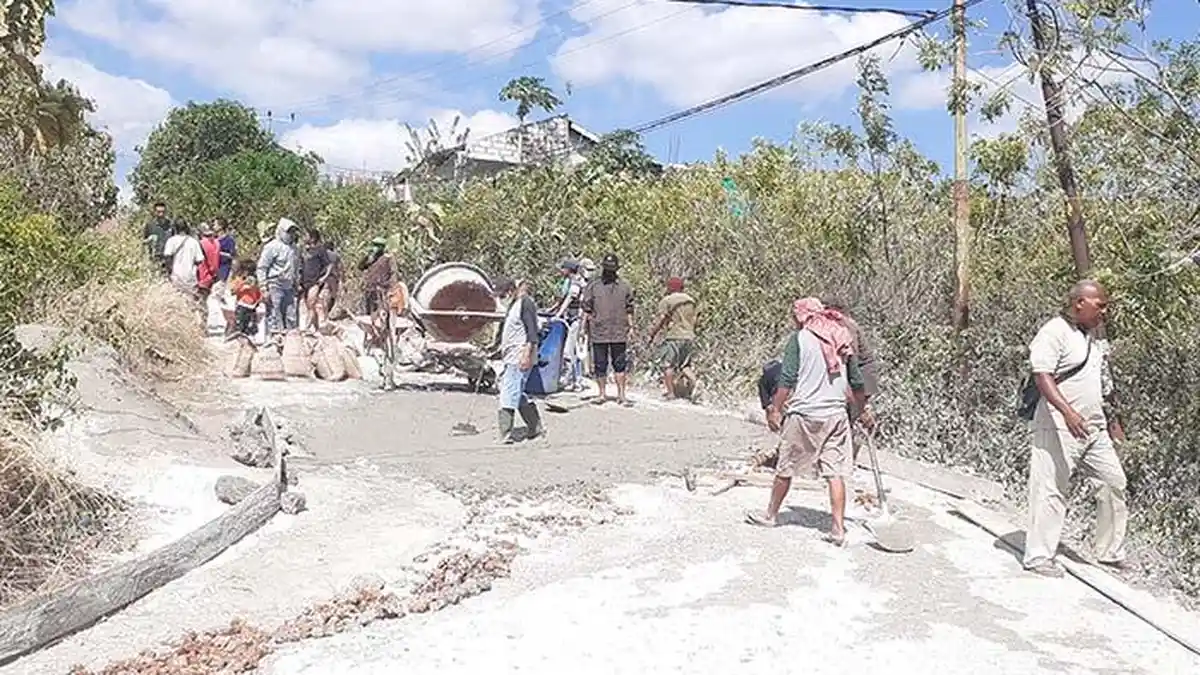 Warga Binilaka Kupang Swadaya Perbaiki Jalan Rusak, Kecewa Janji Pemerintah Tak Kunjung Terpenuhi