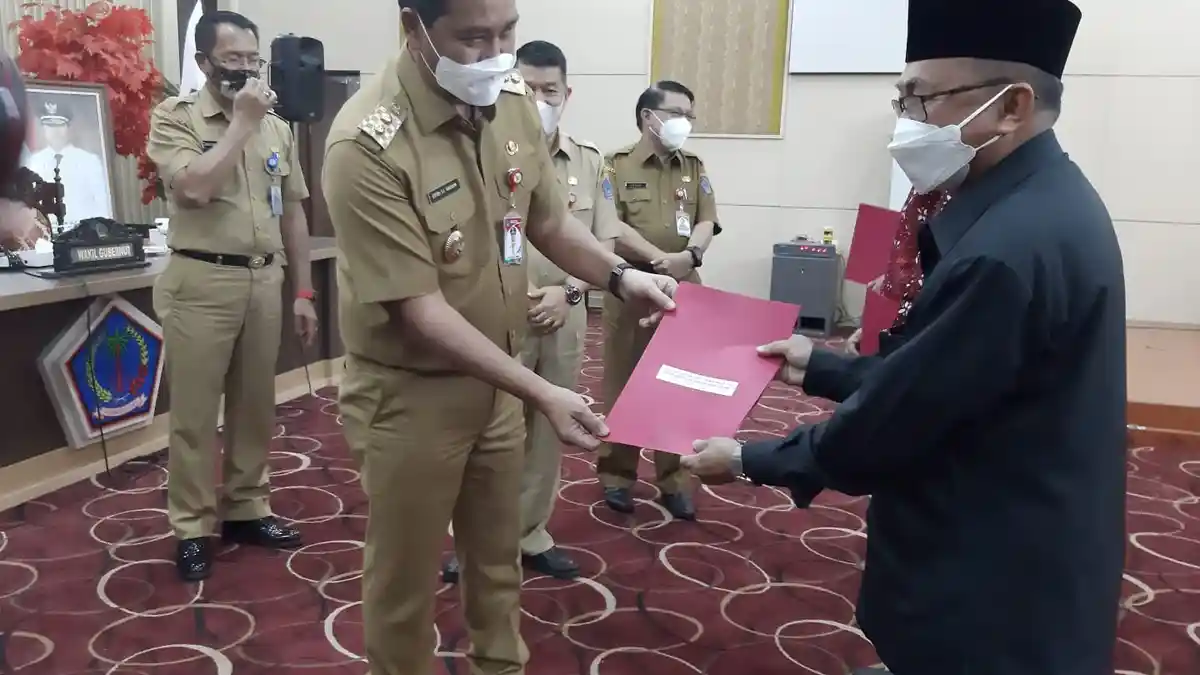 Gubernur Olly Dondokambey Tunjuk 34 Staf Khusus, Wagub Steven Kandouw Serahkan Surat Keputusan