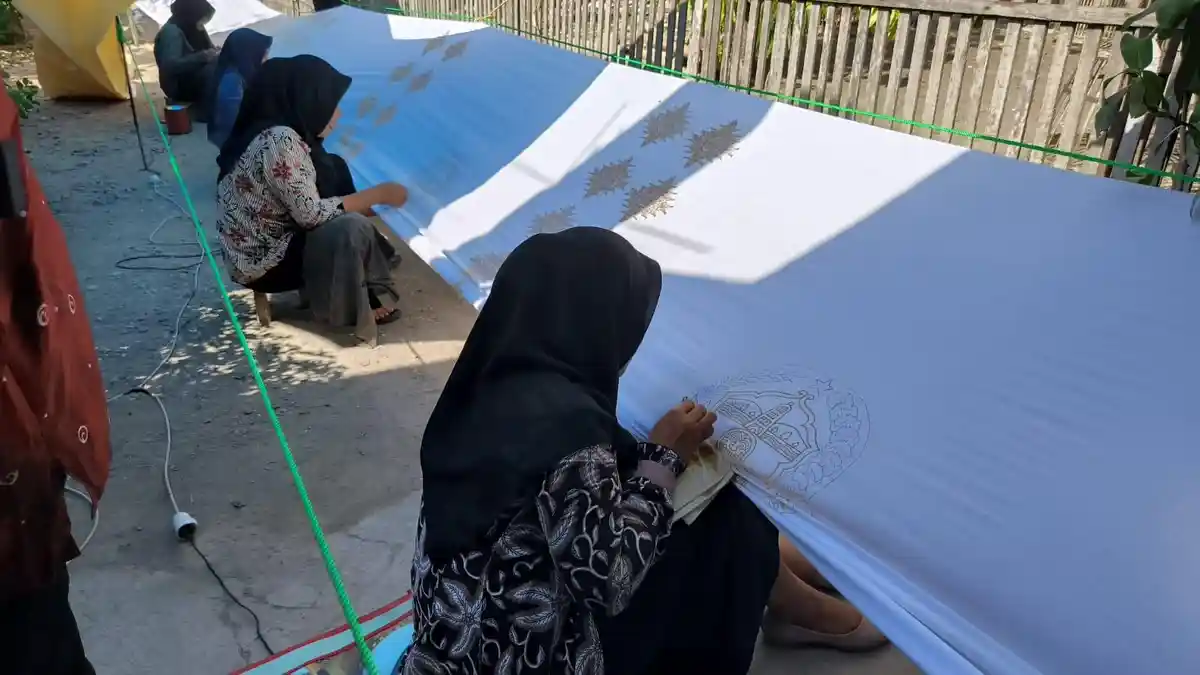 Peringati Hari Batik Nasional di Blora, Pelajar hingga Mahasiswa Membatik Kain Sepanjang 15 Meter