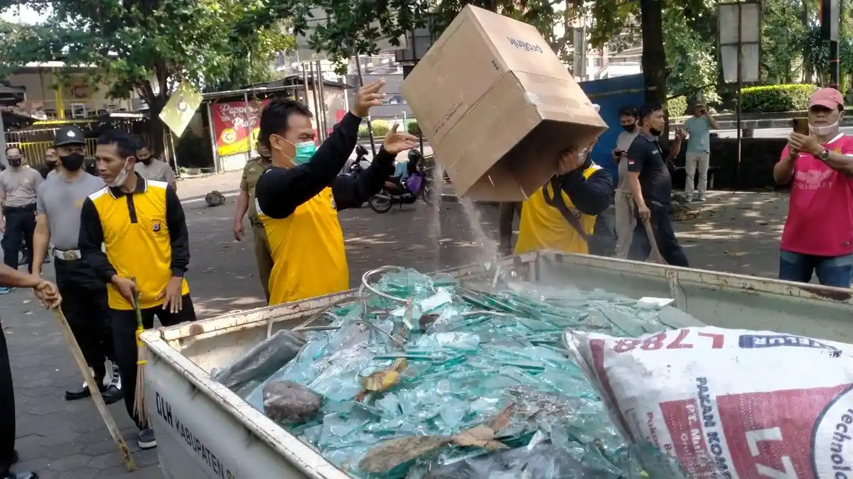 Warga, Pemerintah Dan Aparat Gelar Gotong Royong Bersih-bersih di Ruko Babarsari