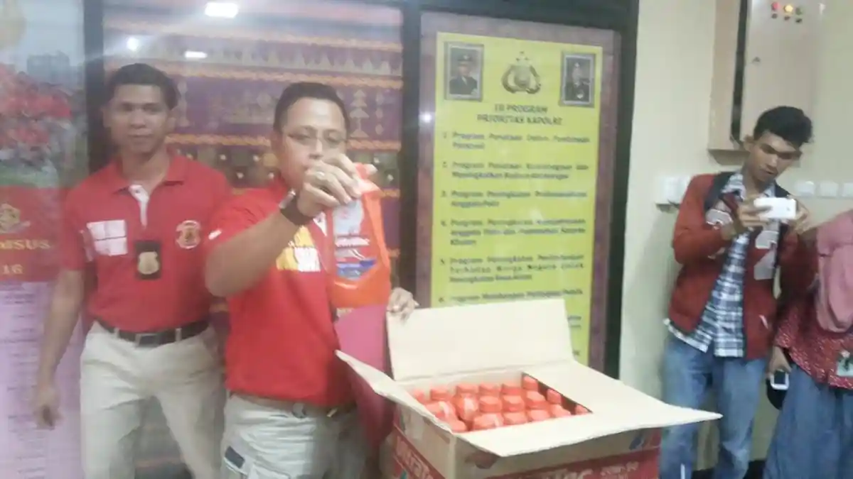 Pria Ini Simpan Ratusan Jerigen Oli Palsu  Siap Jual