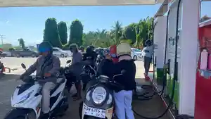 Pengendara-sepeda-motor-mengisi-bahan-bakar-di-SPBU-Bulu-Cindolo.jpg