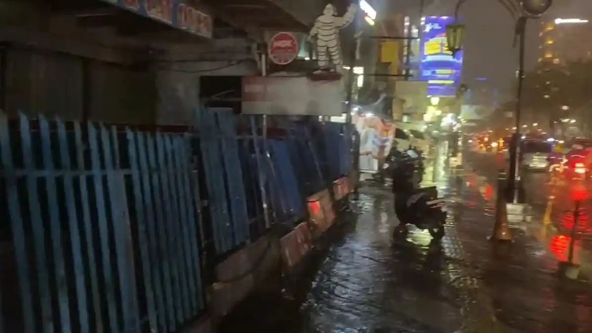 Banjir di Jalan Margonda Raya Depok, Air Mengalir dari Dalam Bangunan Bengkel 
