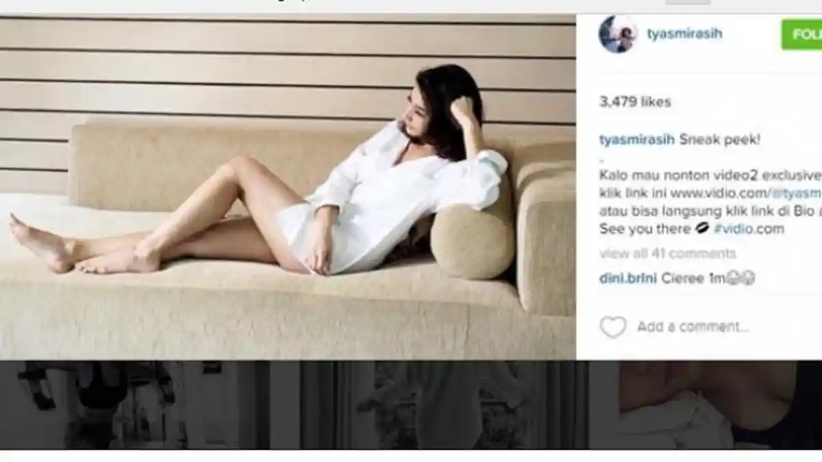 Seksinya Tyas Mirasih Pakai Kemeja Putih Tanpa Bawahan di Atas Sofa