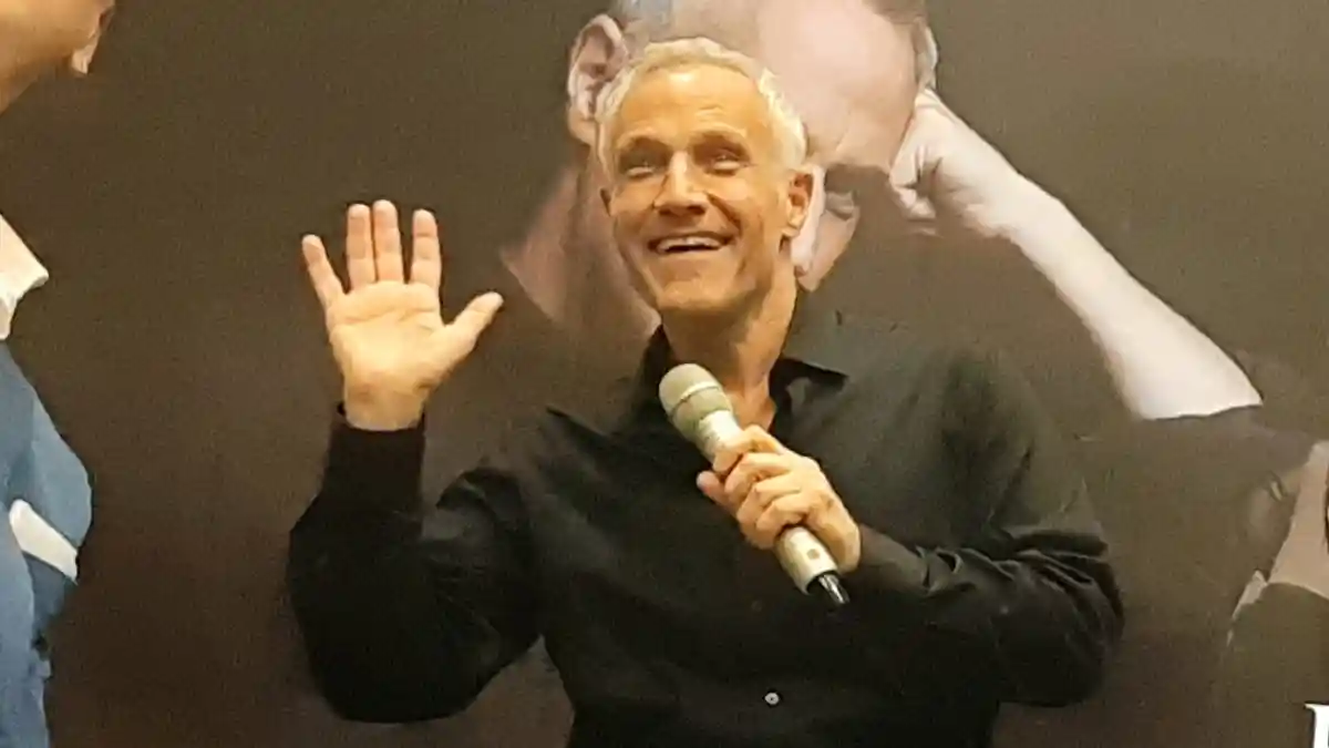 Jelang Konser, Jim Brickman Jalan-Jalan Keliling Jakarta Naik Motor, Katanya Panas dan Macet