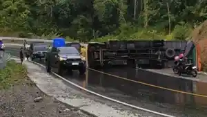 truk-terbalik-di-pendakian-jalan-Trans-Sulawesi-Mowewe-Kolaka-Timur-Sulawesi-Tenggara.jpg