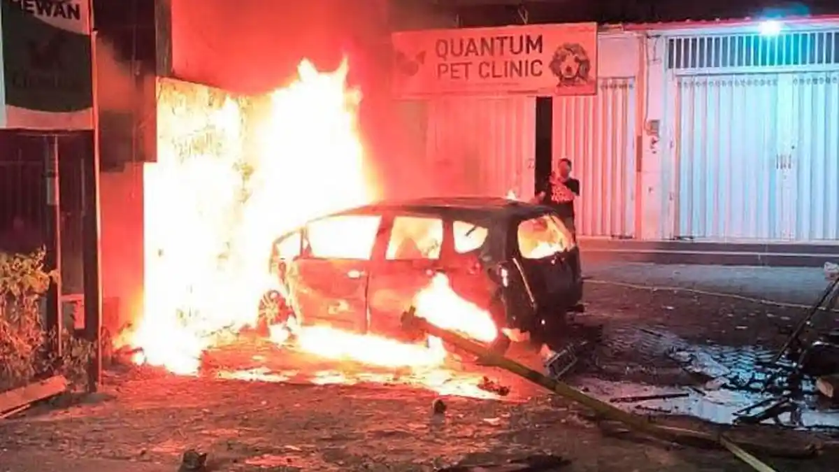 Kecelakaan di Malang, Mobil Tabrak Pohon dan Lapak Bensin Eceran hingga Terbakar, Polisi: Futsal