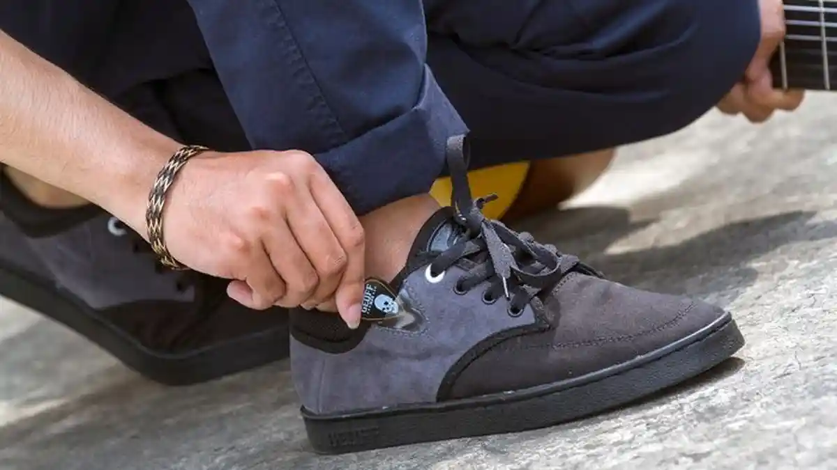 Sneakers yang Dibeli Kekecilan? 5 Tips ini Bakal Bikin Jadi Longgar dan Pas di Kaki