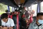 TNI Polri Semprot dan Cek Suhu Penumpang Kendaraan Menuju Madura