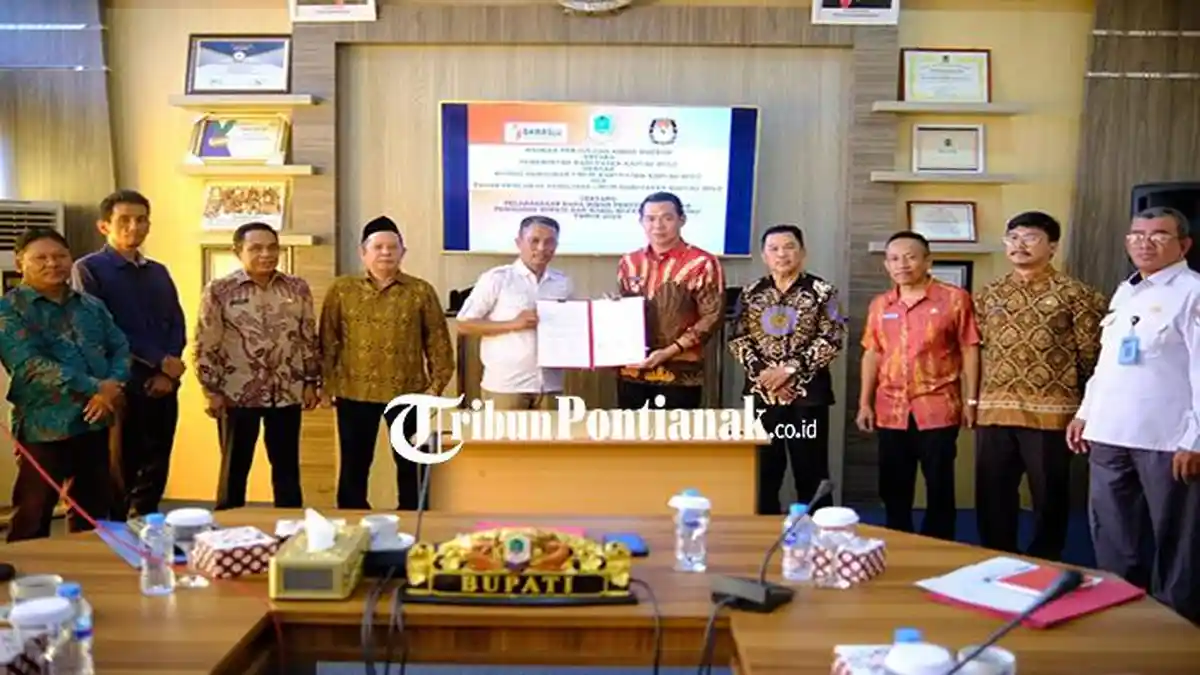 Bupati Kapuas Hulu Serahkan Dana Hibah Daerah ke KPU dan Bawaslu