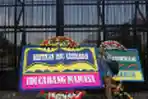 Karangan Bunga Hentikan RUU Kesehatan Omnibuslaw di Gerbang DPR