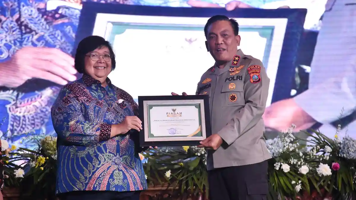 Kapolda Sumut Raih Penghargaan KLHK Atas Peran Aktif Upaya Perlindungan dan Rehabilitasi Mangrove