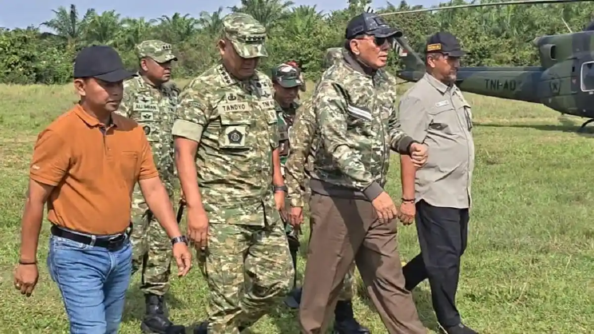 Menteri Pertahanan Tinjau Dampak Kerusakan Sungai Tamiang Gunakan Speed Boat