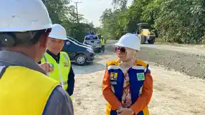 20240430-DPUPR-Berau-saat-melakukan-perbaikan-jalan.jpg