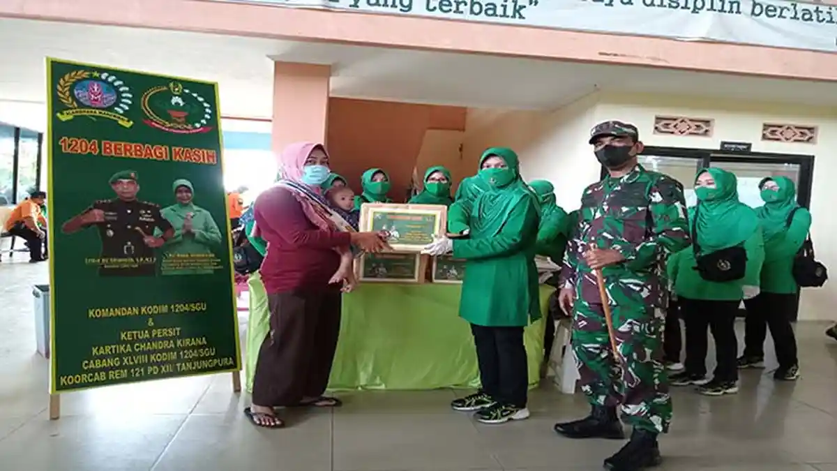 Kodim 1204/Sanggau Beserta Persit Serahkan Paket Sembako dan Perlengkapan Bayi  