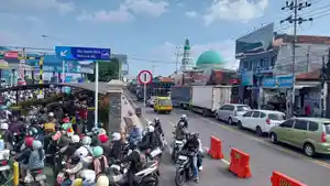 Kendaraan-roda-dua-mengantre-masuk-Pelabuhan-Ketapang-Banyuwangi.jpg