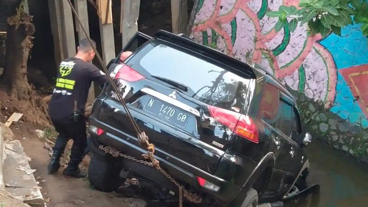 Mobil Pajero Terperosok ke Parit Lebar di Batu, Lalin Macet hingga Lebih dari 2 Km