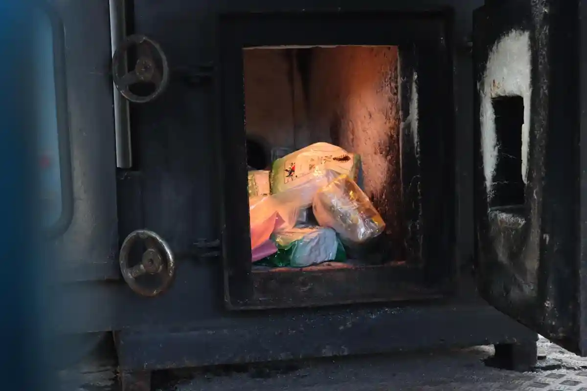 Polres Jakarta Barat Musnahkan 18,5 Kg Sabu dan 91 Liter Cairan Pembuat Sabu yang Libatkan WN Iran