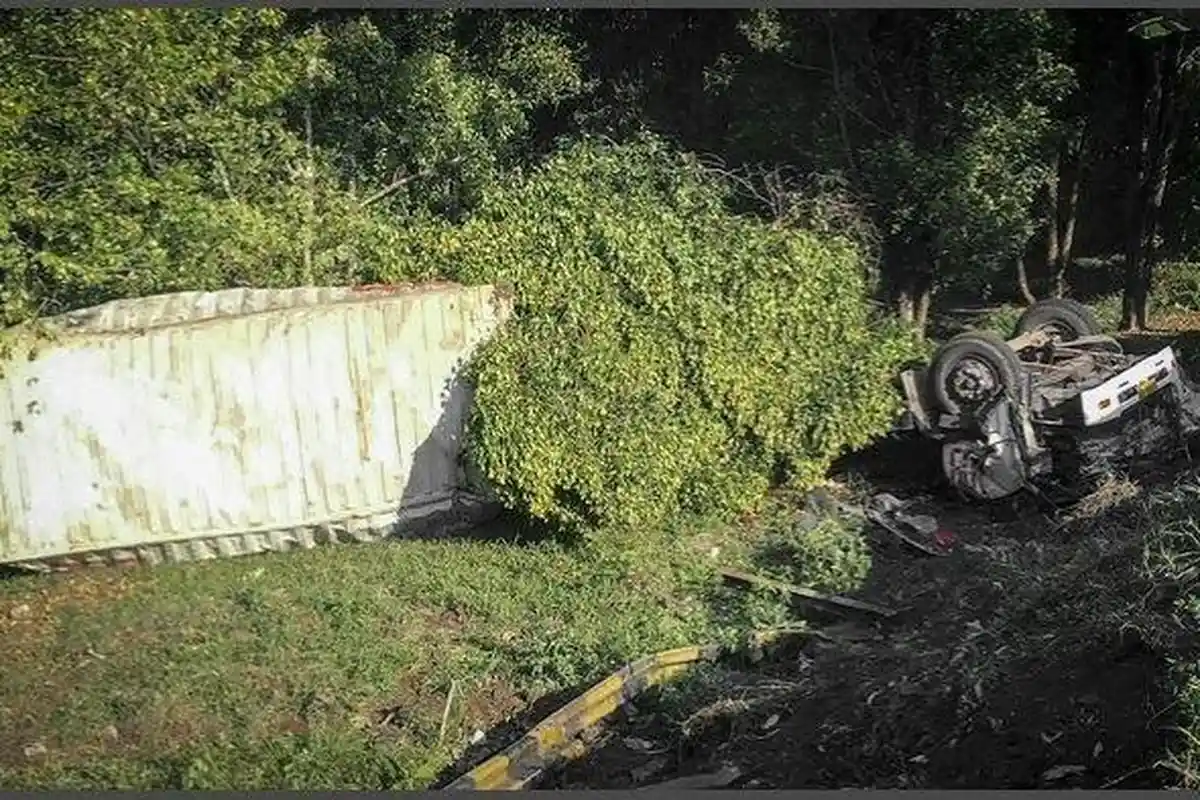 INNALILLAHI! Kecelakaan Maut di Tasikmalaya, Truk Terguling Masuk Jurang, 1 Orang Tewas & 2 Terluka