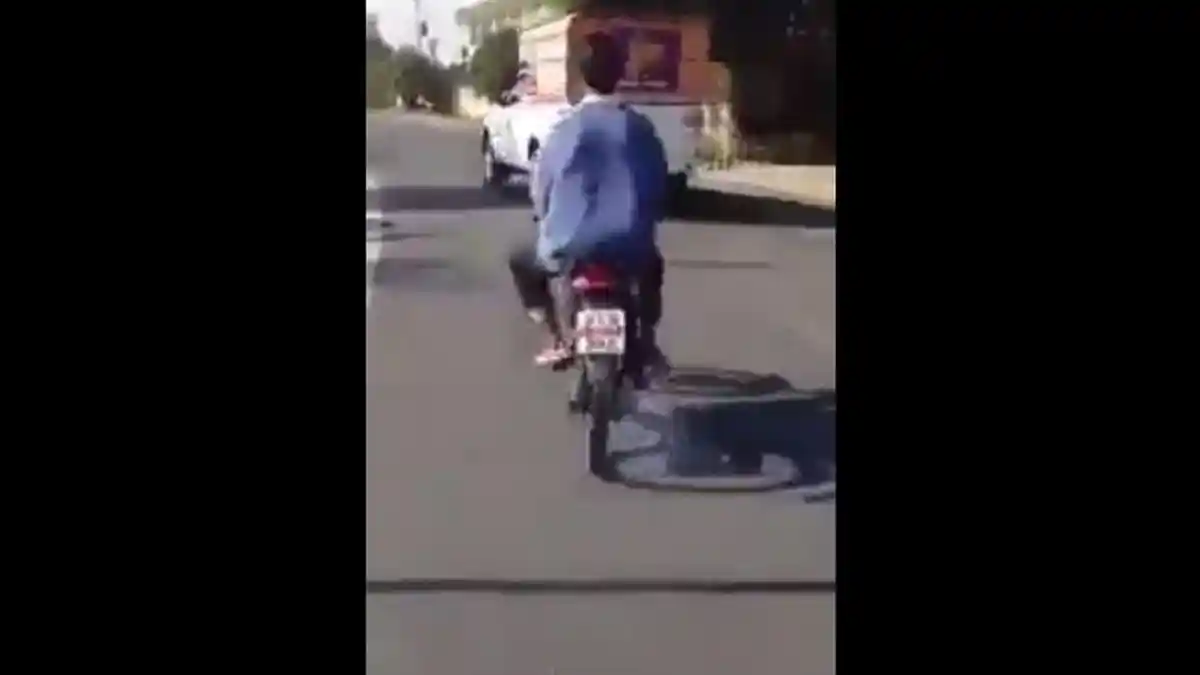 Pria Ini Kendarai Motor Seperti Naik Kuda! Lihat Videonya, Kocak Banget