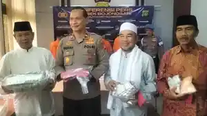 Kapolsek-Bojongsari-bersama-tokoh-MUI-menunjukkan-obat-obatan-terlarang.jpg