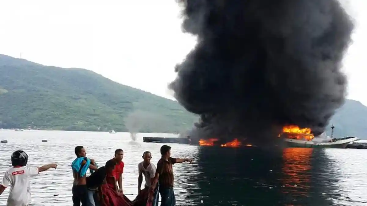 Kapal Pengangkut BBM Meledak di Larantuka Dua ABK Tewas
