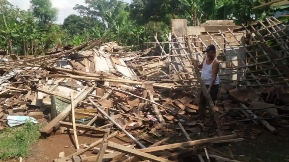 Digusur, Warga Cimohong Brebes Terpaksa Tinggal di Gubuk
