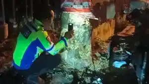 Polisi-memeriksa-tempat-kejadian-perkara-kecelakaan-sepasang-muda-mudi-di.jpg