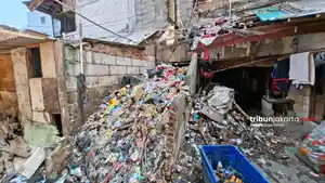 Tumpukan-sampah-yang-menggunung-di-Rusunawa-Angke.jpg