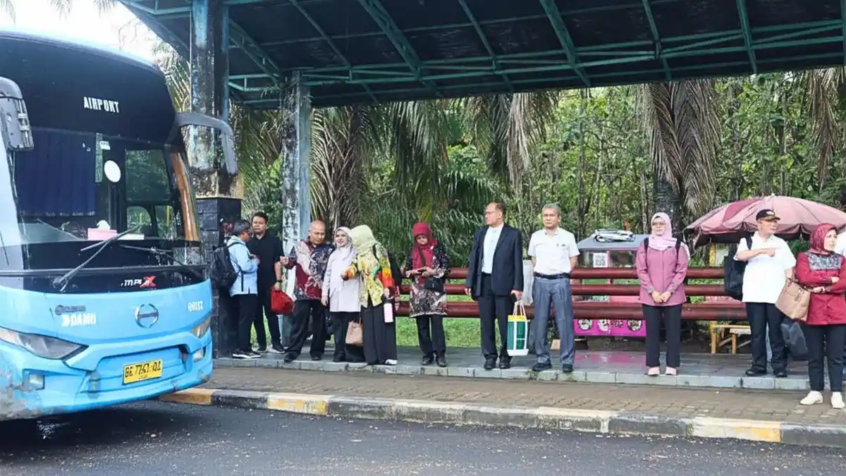 Rektor Unsri dan Pimpinan Kompak Gunakan Transportasi Umum, Dukung Program Pemerintah Hemat Energi