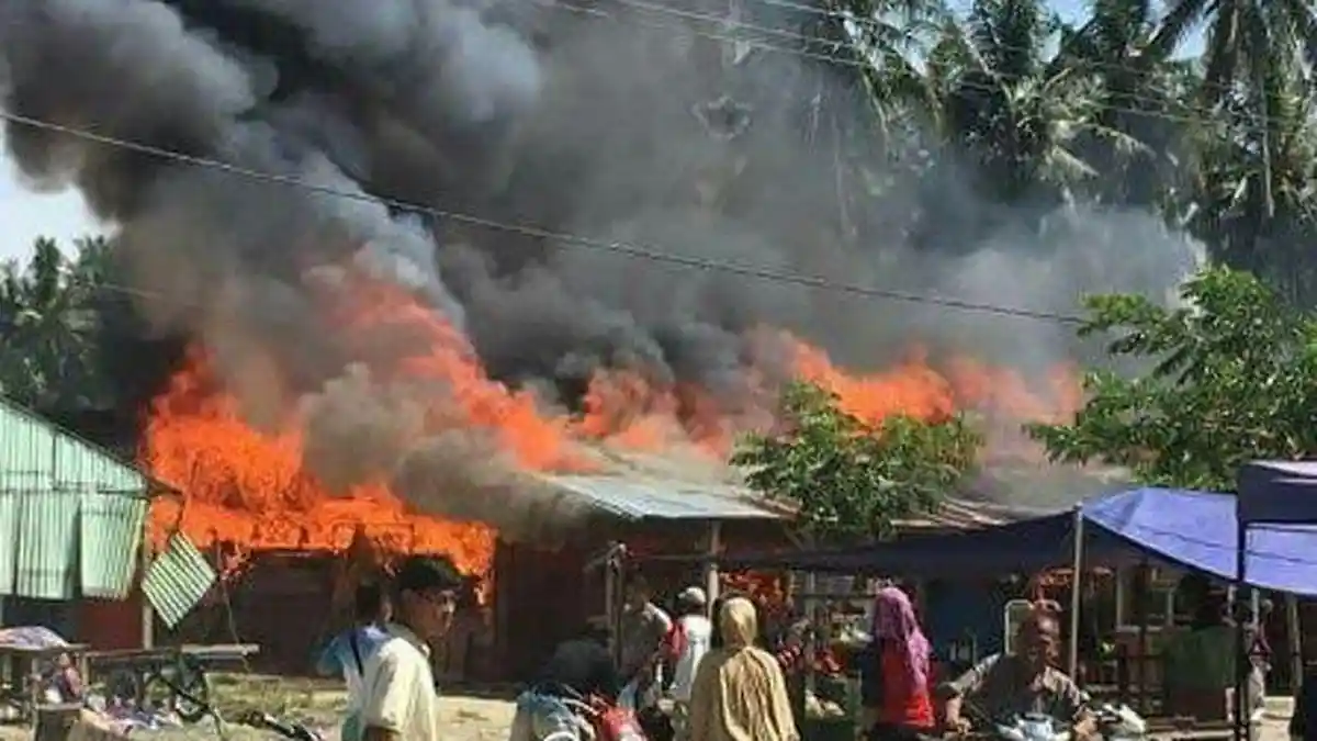 Sembilan Kios di Pasar Tikke Mamuju Utara Ludes Dilalap Api, Satu Warga Alami Luka Bakar